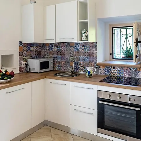 Apartment Sweet Rose With Garden Massa Lubrense
